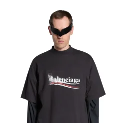 T-shirt Political Stencil Medium Fit in Nero/bianco
